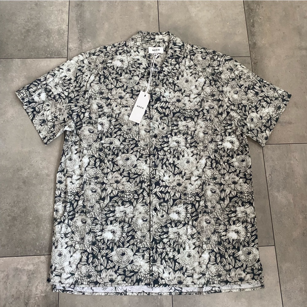 NEW NEED Camp collar short sleeve button down shirt green floral size L